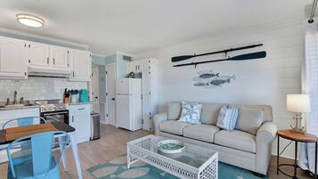 Condo, 1 Queen Bed with Sofa bed (Sun N Fun) | Living area