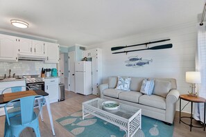 コンドミニアム クイーンベッド 1 台ソファーベッド付き (Sun N Fun) | リビング エリア