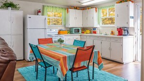 Cafetera y tetera, refrigerador, microondas y horno