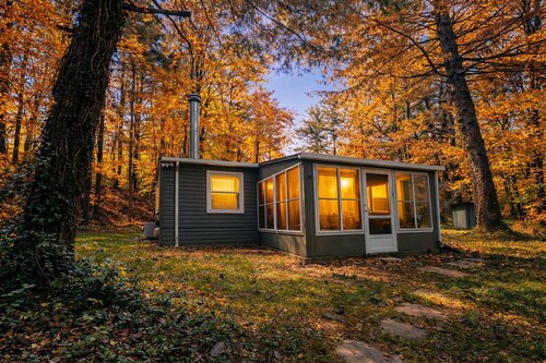 Majestic Pines: Budget-friendly 4 person cottage near Lake Logan: Hot tub/WiFi