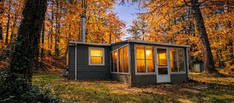 Majestic Pines: Budget-friendly 4 person cottage near Lake Logan: Hot tub/WiFi