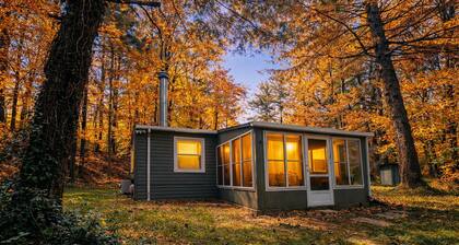 Majestic Pines: Budget-friendly 4 person cottage near Lake Logan: Hot tub/WiFi