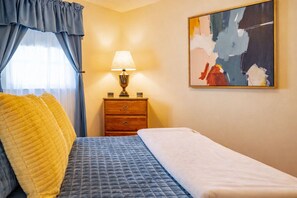 3 chambres, fer et planche à repasser, lit de bébé portatif