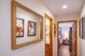 3 chambres, fer et planche à repasser, lit de bébé portatif