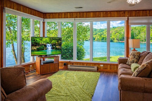 Lake Front Oasis: 3 bedroom + 2 bathroom cottage with fishing dock on Lake Logan