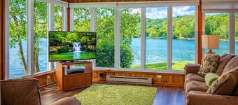 Lake Front Oasis: 3 bedroom + 2 bathroom cottage with fishing dock on Lake Logan