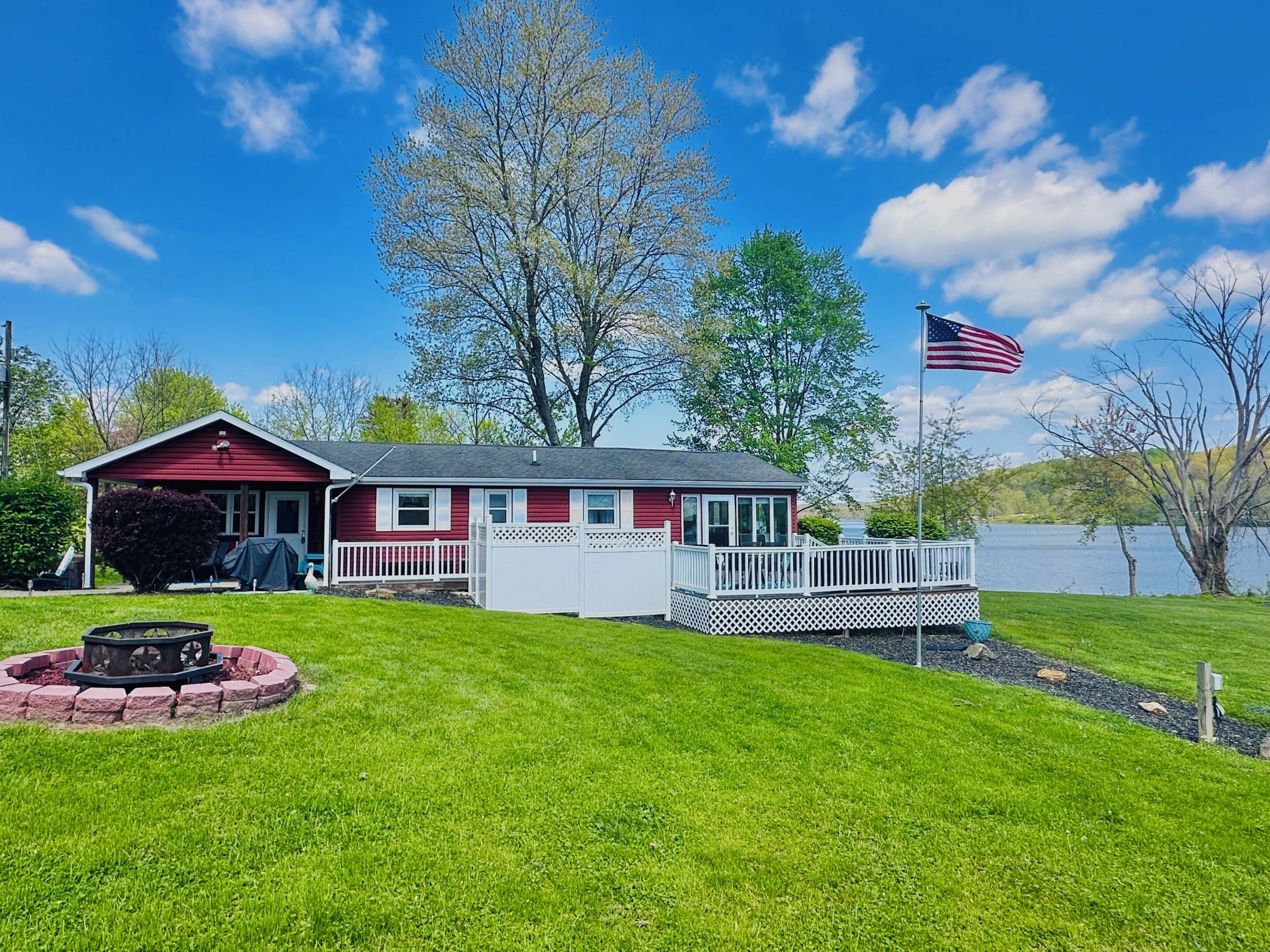 Lake Front Oasis: 3 bedroom + 2 bathroom cottage with fishing dock on Lake Logan