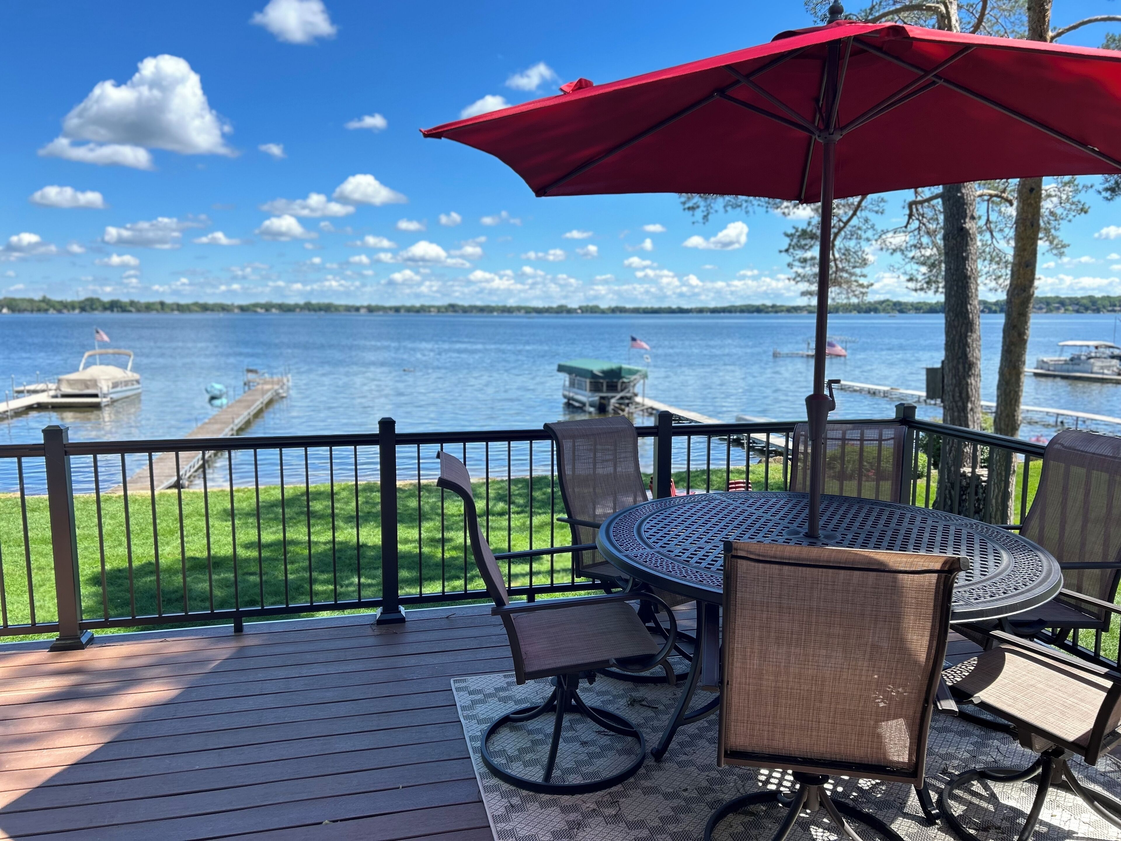 LAKESIDE CABIN RETREAT on Forest Lake. The golden coast. 5 min walk downtown. 