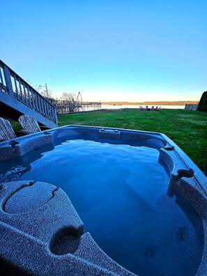 Outdoor spa tub - A spectacular contemporary home sits in downtown historic Piermont! (Piermont)