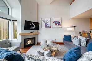 TV, fireplace - Mountain views | Free parking | BBQ | AC (Whistler)
