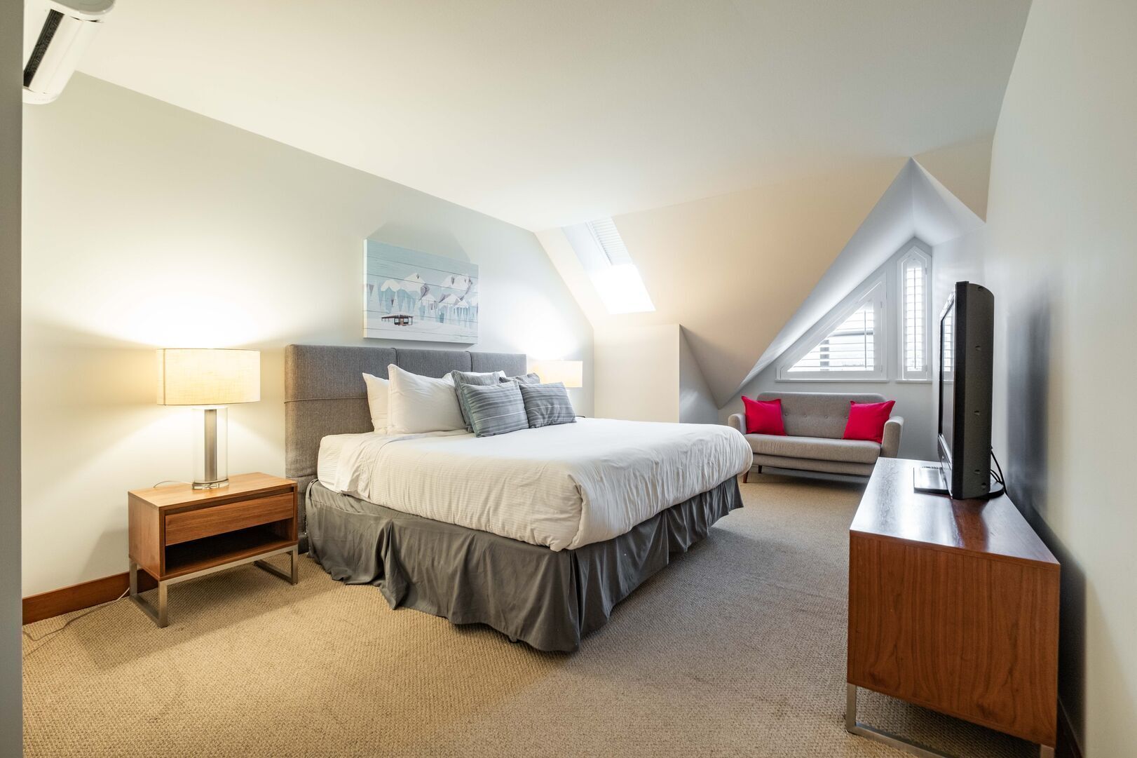 5 bedrooms, iron/ironing board, WiFi (free), bed sheets
