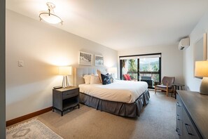 5 bedrooms, iron/ironing board, Internet, bed sheets - Mountain views | Free parking | BBQ | AC (Whistler)