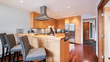 Coffee/tea maker, fridge, microwave, oven