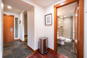 Combined shower/bathtub, hair dryer, towels - Mountain views | Free parking | BBQ | AC (Whistler)