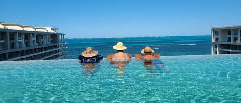 Utendørsbasseng, et evighetsbasseng og solsenger