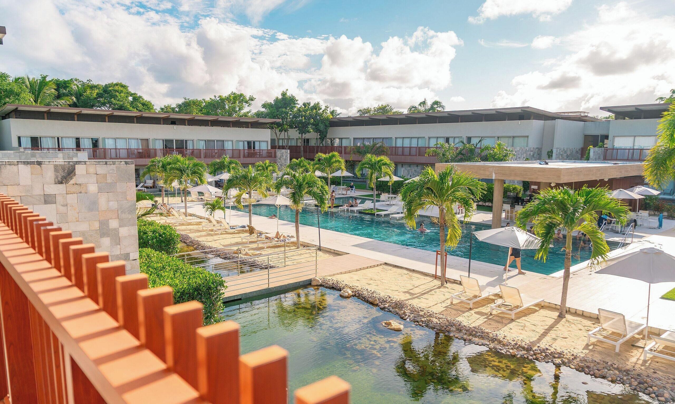 Quarto casal superior | Piscina | Piscina externa, guarda-sóis, espreguiçadeiras