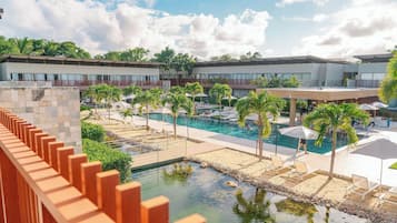 Quarto casal superior | Piscina | Piscina externa, guarda-sóis, espreguiçadeiras