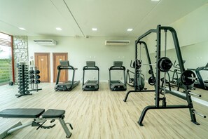 A gym with treadmills, a bench press, and weightlifting equipment. - Île de Pipa - Ma Plage Hotel (Tibau do Sul)