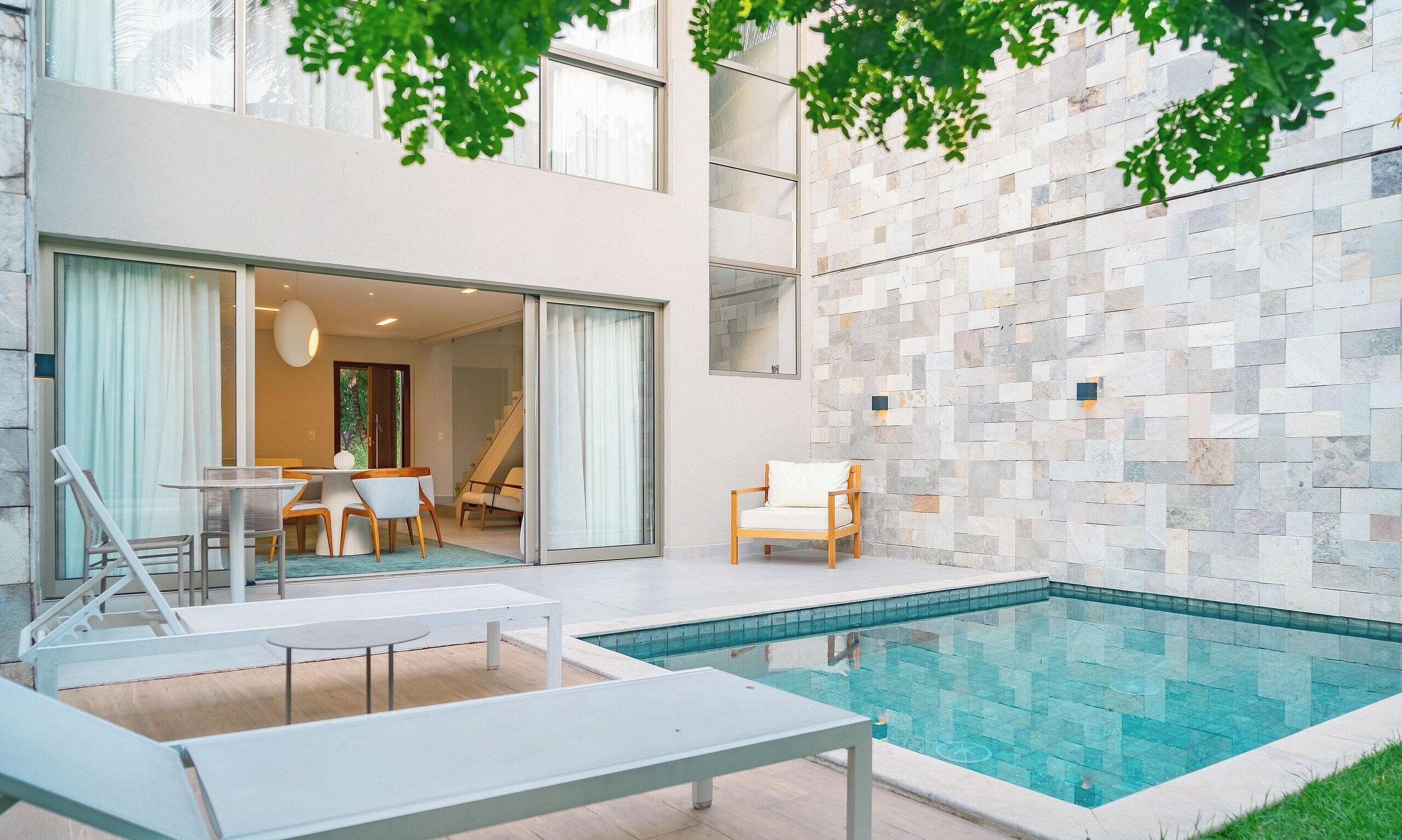 Apartamento presidencial | Piscina | Una piscina al aire libre, sombrillas, tumbonas