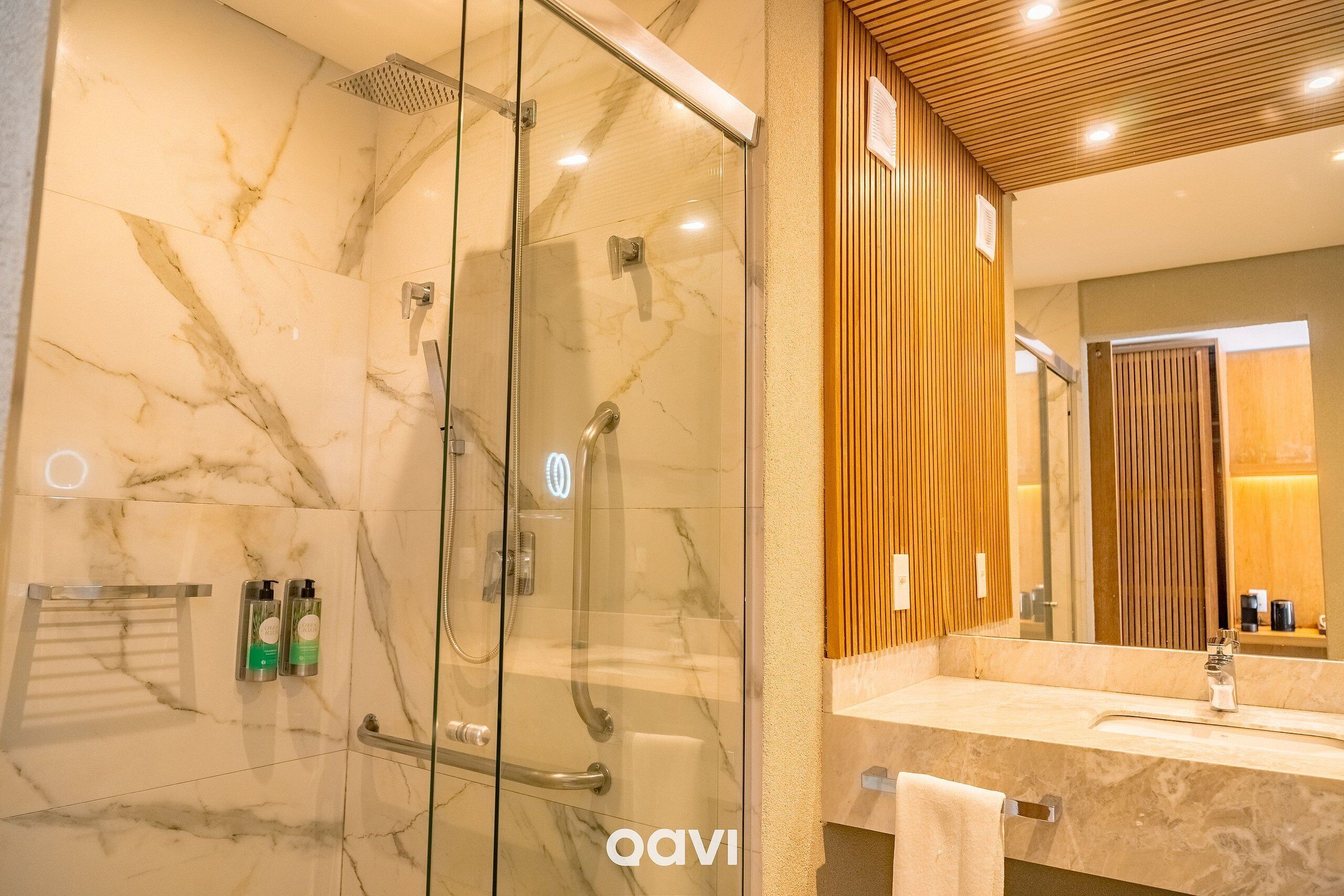 Chambre Double Luxe | Salle de bain | Douche, douche hydromassante, sèche-cheveux, peignoirs