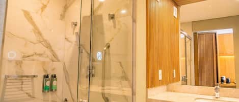 Chambre Double Luxe | Salle de bain | Douche, douche hydromassante, sĂšche-cheveux, peignoirs