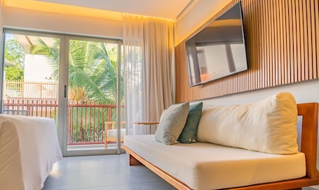 Habitación estándar doble | Zona de estar | Televisión LCD de 42 pulgadas con canales por cable. Île de Pipa - Ma Plage Hotel