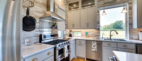 Fridge, microwave, stovetop, dishwasher