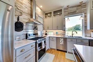 Fridge, microwave, stovetop, dishwasher