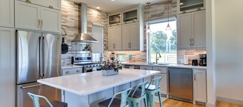 26-Acre Pilot Point Ranch Home w/ Pool & Mini Golf