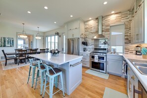 ثلاجة، ميكروويف، موقد طهي مسطح، غسالة أطباق