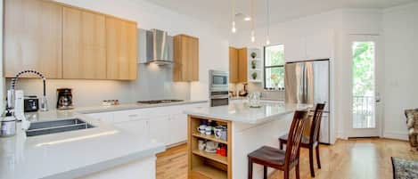 Een koelkast, een microgolfoven, een oven, een kookplaat