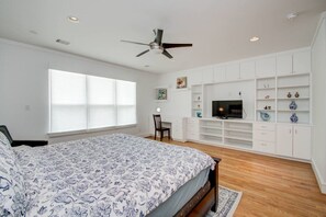 3 bedrooms, desk, iron/ironing board, WiFi