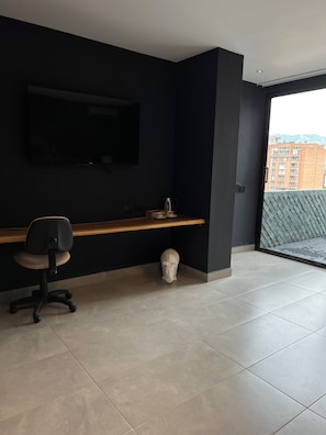 Suíte luxo | 1 quarto, escrivaninha, espaço de trabalho para notebook