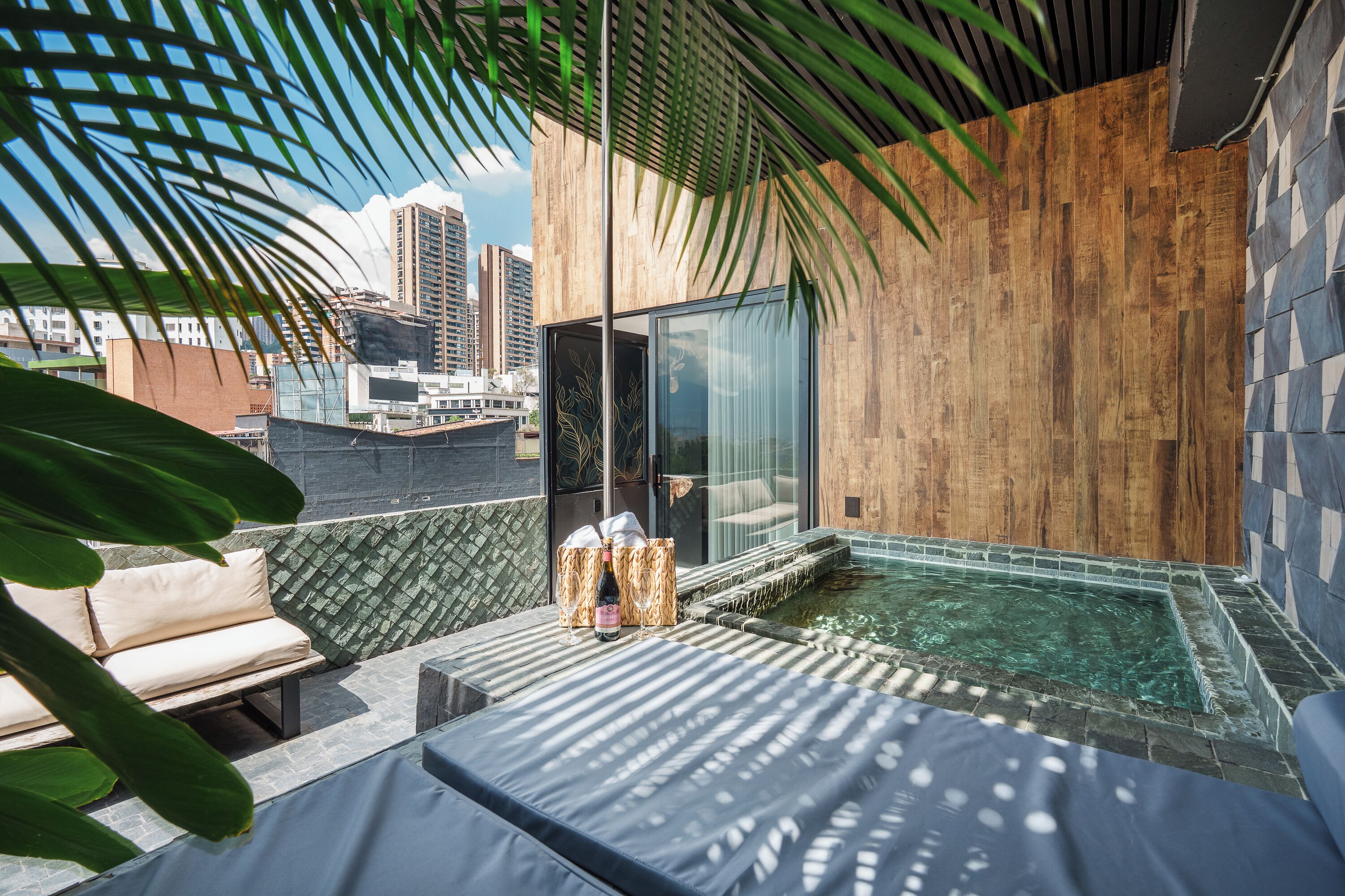 ห้องดีลักซ์สวีท | 1 ห้องนอน, โต๊ะทำงาน, พื้นที่ทำงานแบบใช้แล็ปท็อป, ห้องเก็บเสียง