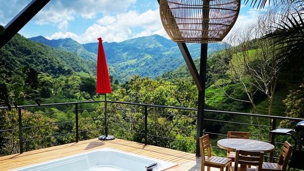 A rooftop terrace with a hot tub, outdoor seating, and a view of lush mountains. - Amari:cabaña Garzas, di Vega Cundinamarca. Balcón,terraza,jacuzzi (La Vega)