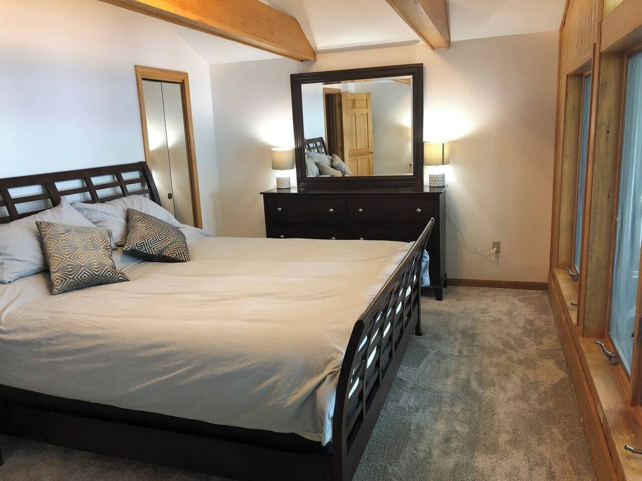 5 slaapkamers, een strijkplank/strijkijzer, reisbedje, wifi