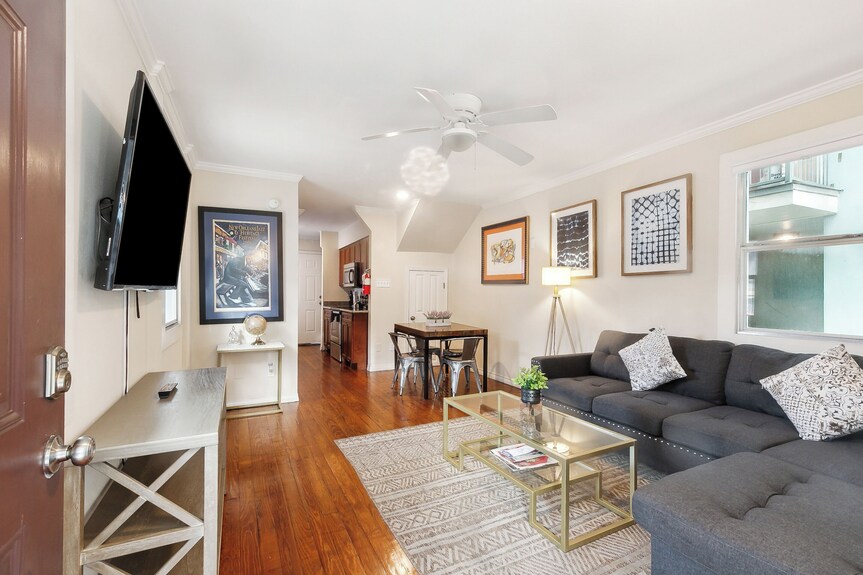Cute 2bed 1.5ba Townhouse 10min Walk To French Q With Free Gated Parking - New Orleans, LA