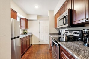 Køleskab, mikrobølgeovn, ovn, kogeplade