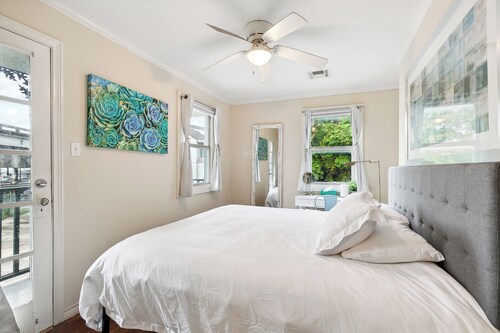 Cute 2bed 1.5ba Townhouse 10min walk to French Q with free gated parking 
