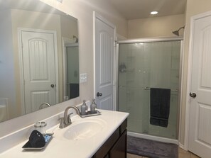 Sèche-cheveux, serviettes fournies, savon, shampoing