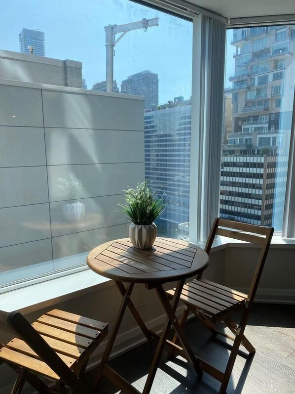Basic Apartment | Living area - Yorkville Ave Apartment (Toronto)