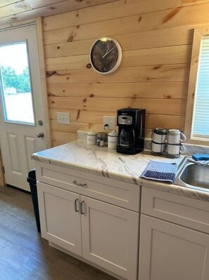 Fridge, microwave, oven, stovetop - Between the Waters Rustic Retreat (Hilham)