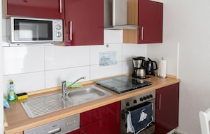 Kühlschrank, Mikrowelle, Herdplatte, Geschirrspüler