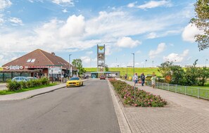 Parkeerplaatsen op het terrein
