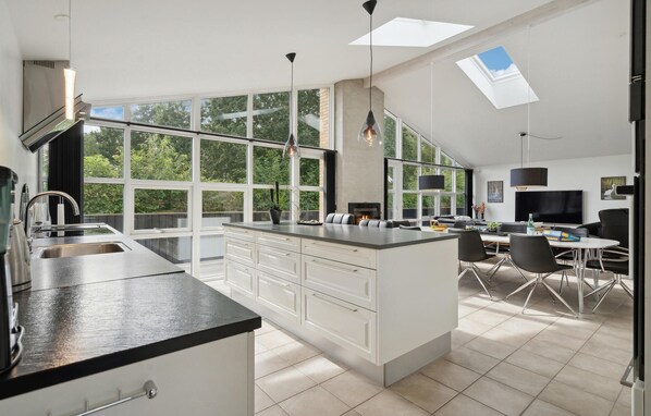 Refrigerador, parrilla de estufa, lavavajillas y cafetera y tetera