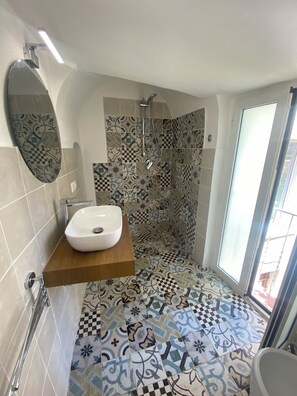 Hair dryer, bidet, towels, soap - Delightful one-bedroom apartment in the heart of the historic Gaetano center. A stone's throw from the sea (Gaeta)