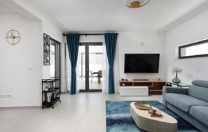 TV, fireplace - Amazing home in Zadar with WiFi (Zadar)