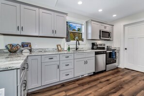 Fridge, microwave, oven, stovetop - Mountain Cottage 15 mins from Asheville, hiking, Biltmore, waterfalls, weddings! (Leicester)