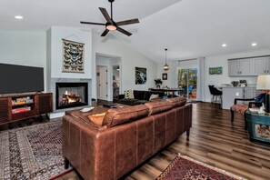 Smart TV, fireplace, books - Mountain Cottage 15 mins from Asheville, hiking, Biltmore, waterfalls, weddings! (Leicester)