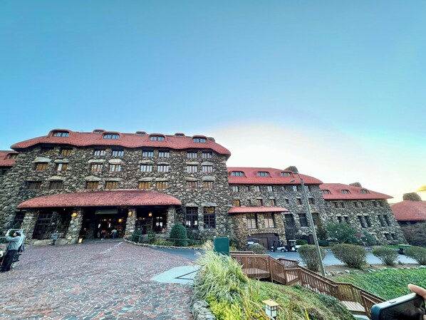 Exterior - Mountain Cottage 15 mins from Asheville, hiking, Biltmore, waterfalls, weddings! (Leicester)